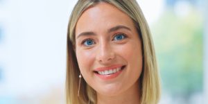 Más que Estética: Los Beneficios Psicológicos y Profesionales de una Sonrisa Alineada