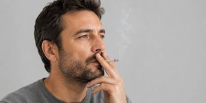 Implantes dentales para fumadores: riesgos y recomendaciones
